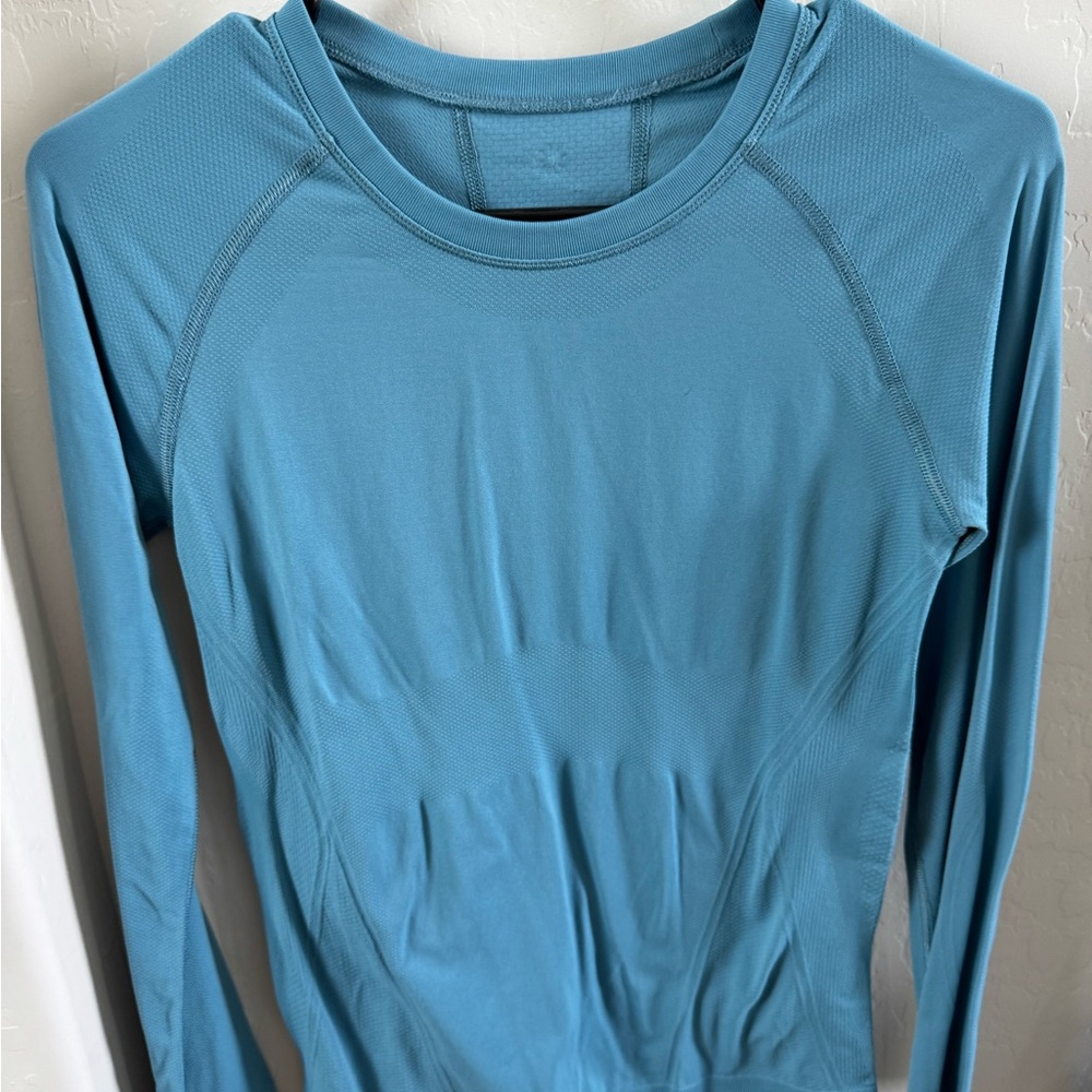 Women's Athleta Momentum Seemless Long Sleeve Top - Size Small